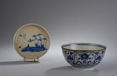 null Bol et coupe en porcelaine décorée en bleu sous couverte de lettré dans un paysage...