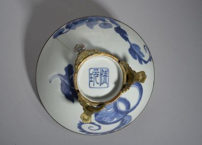 null Couvercle de bol en porcelaine bleu blanc à décor de feuillages et tiges. Marque...