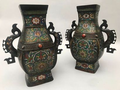 null Paire de vases fanghu en bronze à patine brune et émaux cloisonnés à décor de...