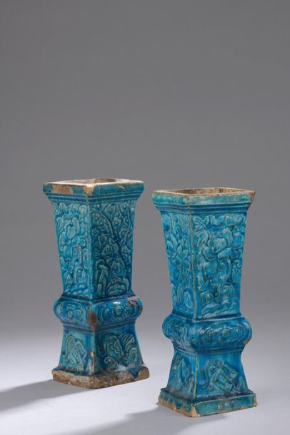 null Deux vases "gu" en grès émaillé bleu turquoise à décor en relief de pivoines...