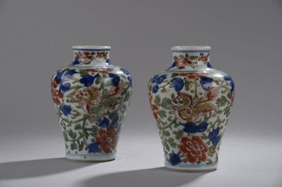 null Paire de petits vases balustre en porcelaine décorée en bleu sous couverte et...