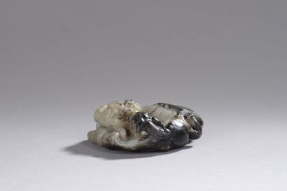 null Pendentif en jade bicolore gris et noir représentant une chimère et son petit...