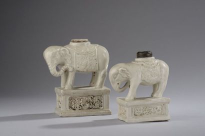 null Deux porte-baguettes d'encens en porcelaine émaillée blanche en forme d'éléphant...