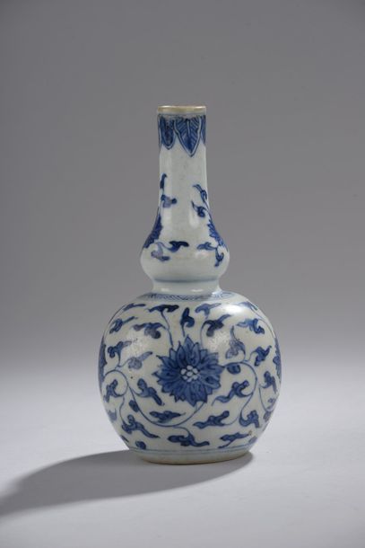 null Vase de forme double gourde en porcelaine décorée en bleu sous couverte de fleurs...