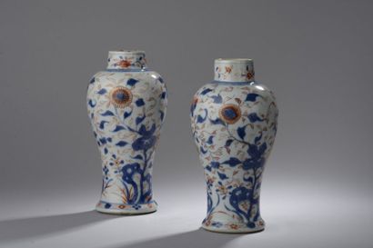 null Paire de vases balustres en porcelaine décorée en bleu sous couverte, rouge...