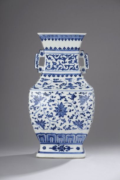 null 

Important vase en porcelaine de forme balustre et quadrangulaire Fang Hu,...