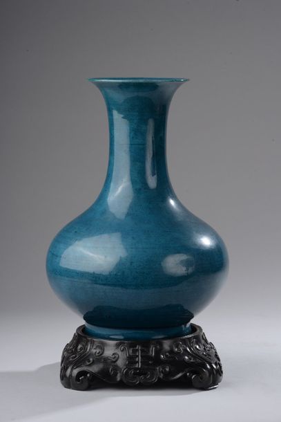 null Vase de forme balustre à bord évasé en porcelaine émaillée bleu turquoise (fêlure...