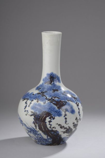 null Vase bouteille en porcelaine décorée en bleu et rouge sous couverte des trois...