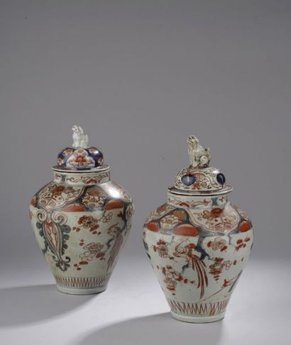 null Deux vases balustres couverts pouvant former paire en porcelaine à décor dit...