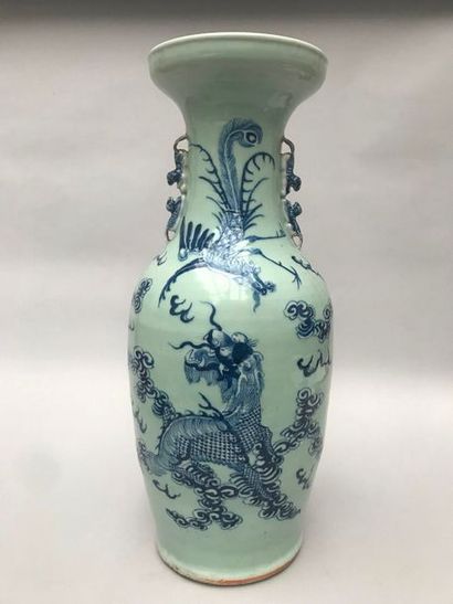 null Vase de forme balustre en porcelaine décorée en bleu sous couverte d'une qilin...