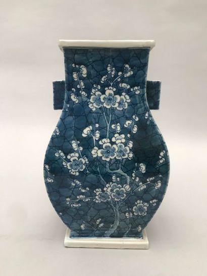 null Vase de forme fanghu en porcelaine décorée en bleu sous couverte de branches...