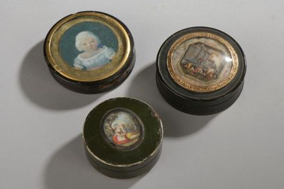 null Ensemble de trois boîtes circulaires serties de miniatures : 


- Une en bois...