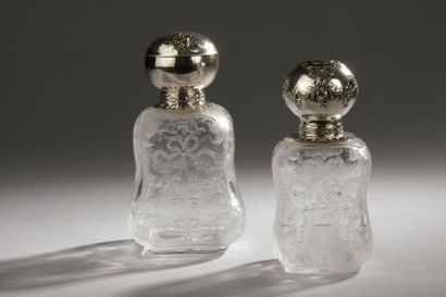 null Deux flacons en verre gravé à décor de guirlandes de fleurs retenues par des...