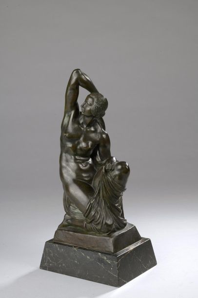 null Joseph CORMIER (1869 - 1950).


Femme agenouillée sortant du bain.


Bronze...