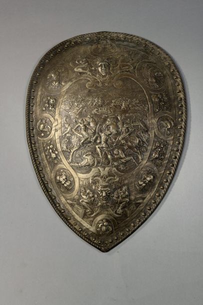 null Écu en alliage stannifère à décor moulé d'un choc de cavalerie dans un cartouche...