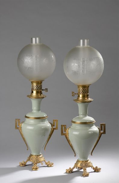 null Paire de vases couverts montés en lampes à pétrole en porcelaine émaillée céladon,...