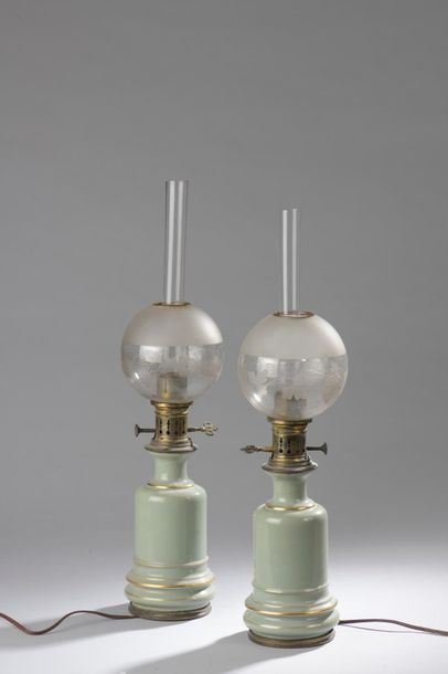 null Paire de lampes à pétrole en porcelaine céladon, avec globes et tubes en verre...