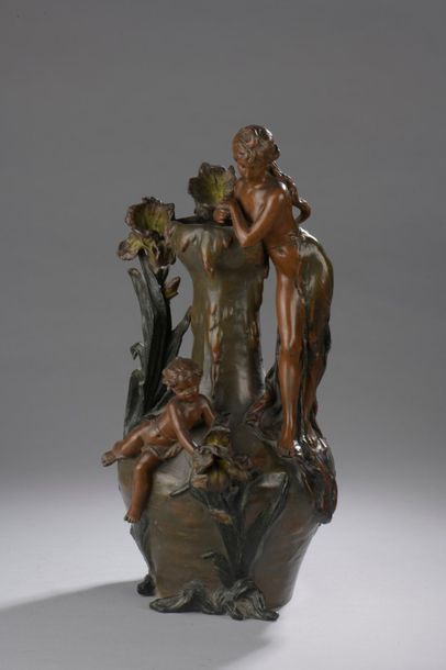 null Auguste MOREAU (1834 - 1917).


Vase en étain à patine verte et brune en forme...