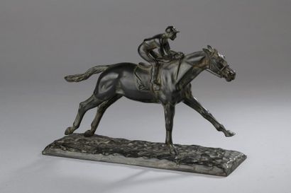 null D'après Roger de MINVIELLE (1897 - 1987).


Cheval au galop monté par un jockey.


Bronze...