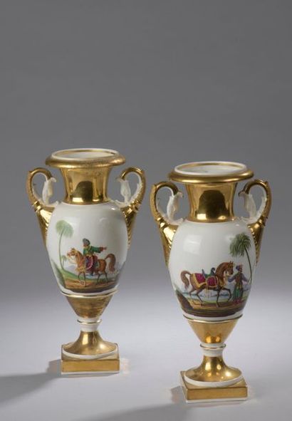 null Paire de vases balustre sur piédouche en porcelaine de Paris émaillée et dorée...