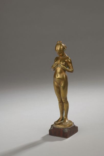 null D'après Antoine BOFILL (1890-1939).


"La comparaison". 


Bronze à patine dorée,...