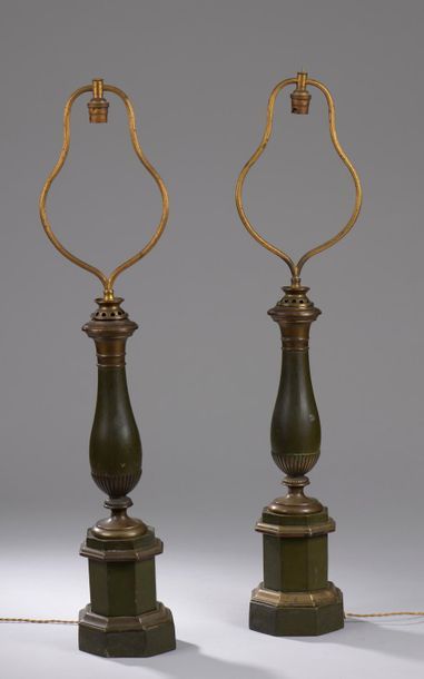 null Paire de lampes balustre sur demi-colonne en tôle et bois relaqués vert (usures)...