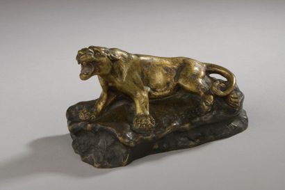 null D'après Dominique ALONZO (XIXe - XXe siècle).


Lionne couchée.


Bronze à patine...