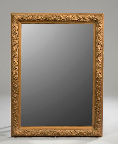 null Important miroir en bois sculpté et doré à décor de feuillage (accidents).


Style...