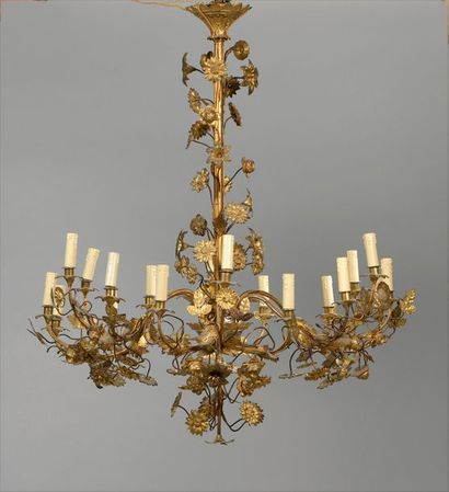 null Important lustre en bronze ciselé et doré à dix-huit lumières à décor de fleurs.


XIXe...
