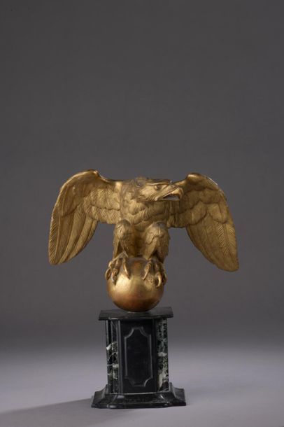 null Aigle aux ailes déployées en bois sculpté, stuqué et doré.

Époque Empire.

Socle...