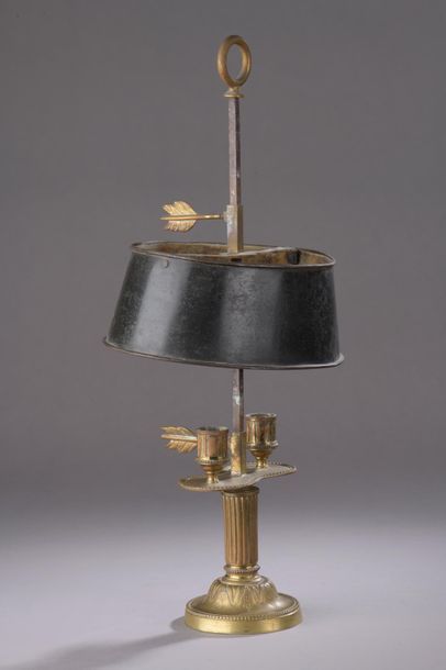 null Lampe bouillotte en bronze ciselé et doré à trois lumières à décor de dauphins,...