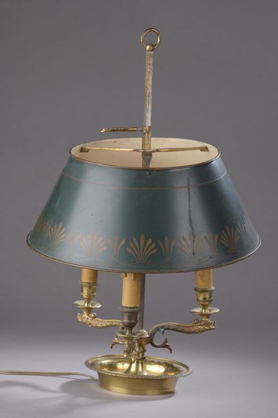 null Lampe bouillotte en bronze ciselé et doré à trois lumières à décor de dauphins,...