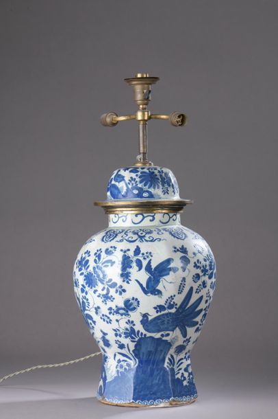 null Vase couvert monté en lampe en faïence de Delft à décor en camaïeu bleu de fleurs...