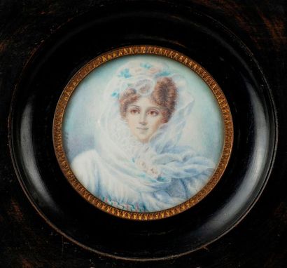 null Jean-Baptiste ISABEY (1767-1855).

Élégante au voile fleuri. 

Miniature circulaire...