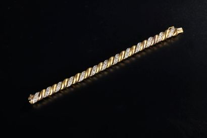 null Bracelet articulé en or jaune 750 millièmes à décor de torsade, les maillons...
