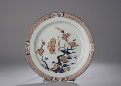 null Plat circulaire en porcelaine à décor dit "Imari" de branchages fleuris, l'aile...