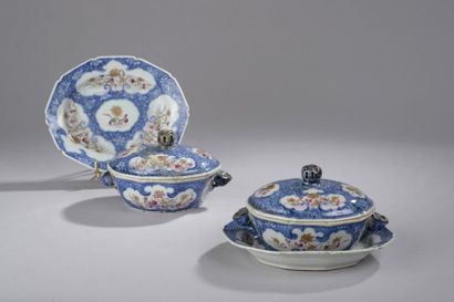 null Paire de petites terrines et leur présentoir en porcelaine polychrome et or...