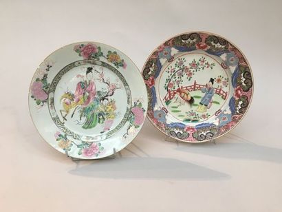 null Deux assiettes en porcelaine de la famille rose à décor d'une jeune femme entourée...