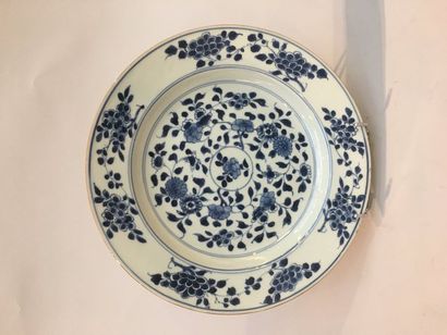 null Petit plat en porcelaine à décor de fleurs et anneaux concentriques en bleu...