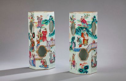 null CHINE.

Paire de vases ajourés hexagonaux en porcelaine à décor polychrome de...