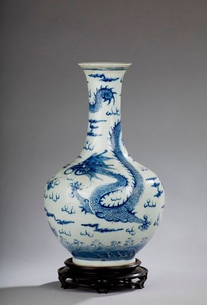 null CHINE.

Vase balustre à col évasé en porcelaine à décor en camaïeu bleu de dragons...