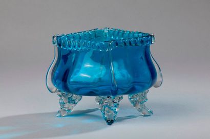 null Attribuée à Auguste JEAN (1830-1890).

 Coupe ventrue en cristal bleu et blanc,...