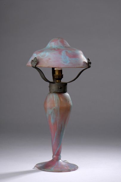 null SCHNEIDER.

Lampe champignon en verre marmoréen violine et bleu, monture en...