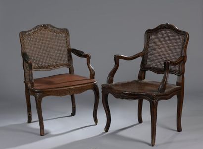 null Deux fauteuils cannés en bois teinté mouluré et sculpté de fleurettes acanthes...