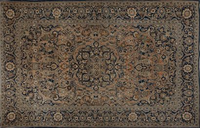 null Ensemble de quatre tapis comprenant :

- Tapis Hamadan en velours de laine sur...