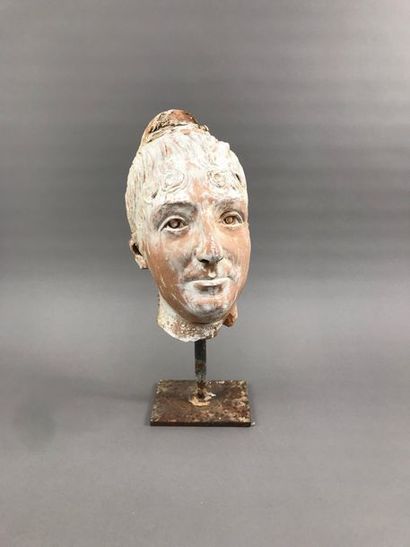 null Une terre cuite, visage de femme (H30 cm) présentée sur un socle en fer (rouillé)...