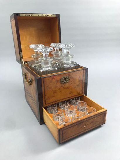 null Cave à liqueurs d'époque Charles X comprenant quatre flacons et dix verres (manques,...