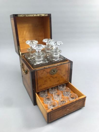 null Cave à liqueurs d'époque Charles X comprenant quatre flacons et dix verres (manques,...