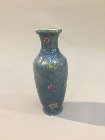 null Vase de forme balustre à col évasé en porcelaine émaillée bleu et polychrome...