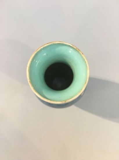 null Vase de forme balustre à col évasé en porcelaine émaillée bleu et polychrome...